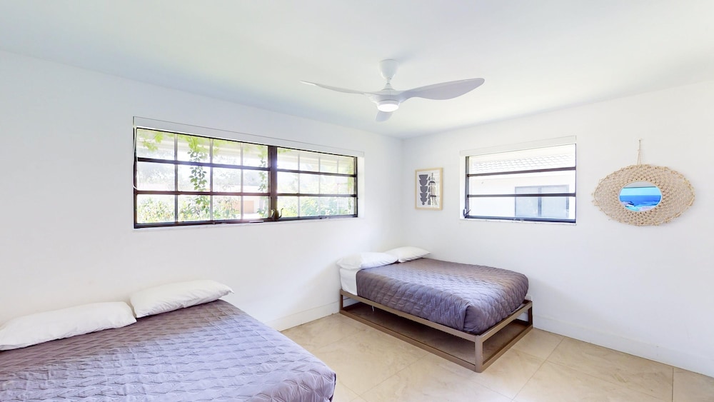 Villa Shapira 6BR Luxurious Designer Home With Heated Pool