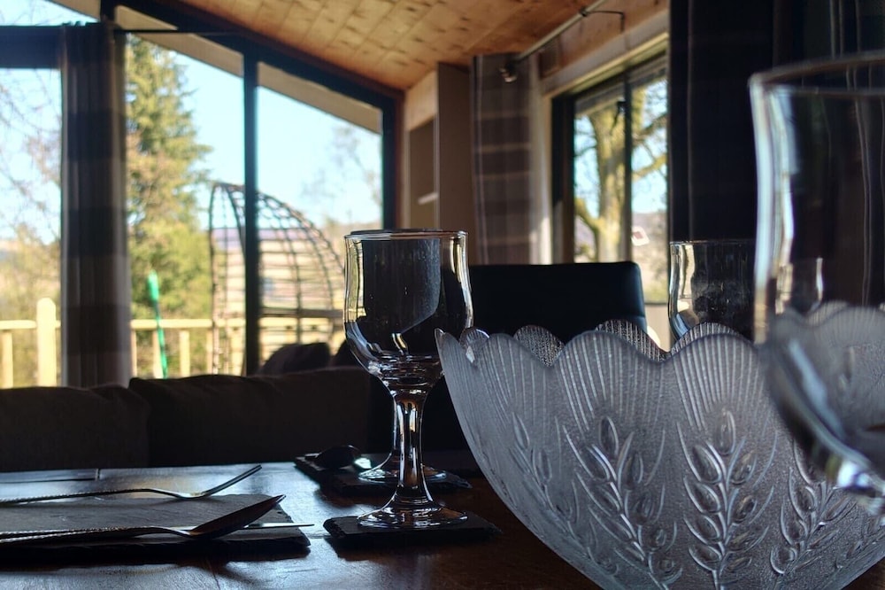Wildwood Cabin - Sleeps 6, Hot Tub & Parking
