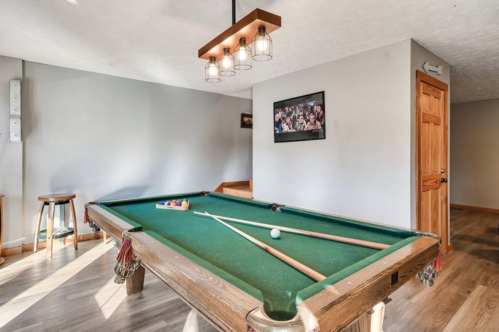 Stunning Cabin w Hot Tub Pool Table Arcades