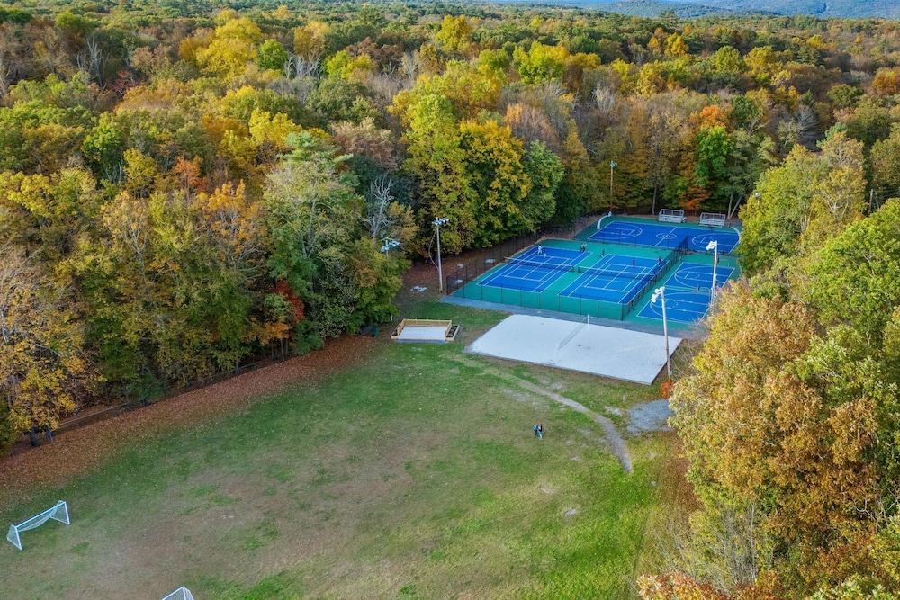 Somerset Lodge by Avantstay Hot Tub Lake Access Community Amenities