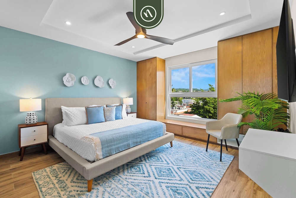 New Stylish 1 BR Condo - Ocean Views - Flex Room
