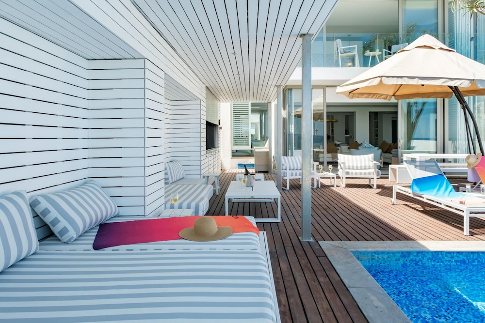 Villa Bleu Blanc in Camps Bay With Pool and Views