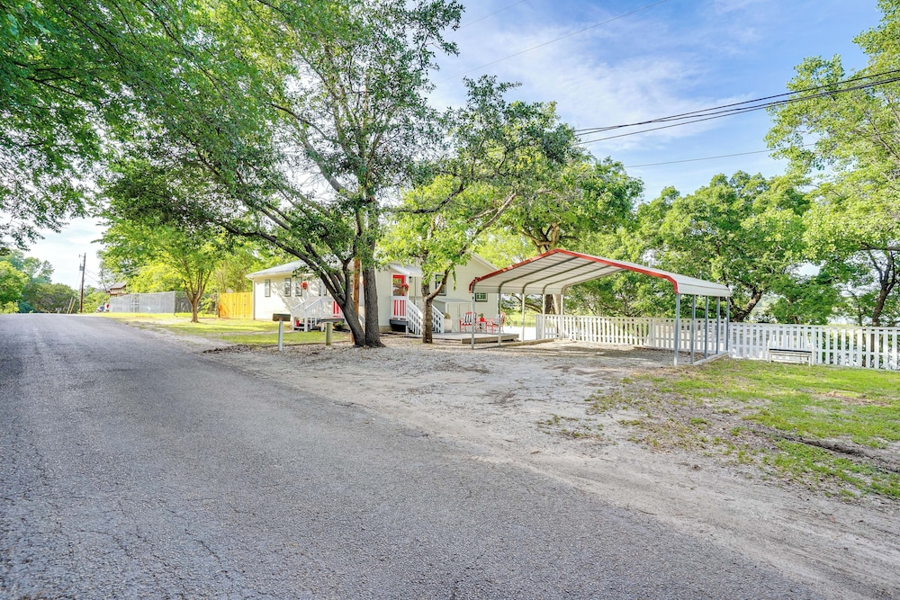 5 Mi to Historic Granbury Square: Lakefront Escape