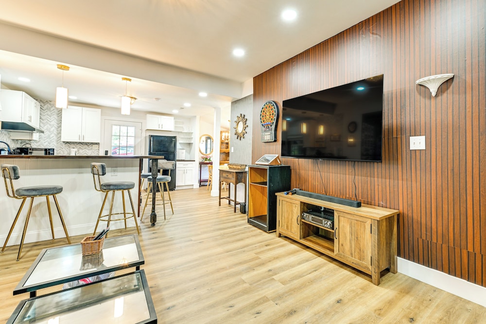 Weekend Getaway in Cornelius: Walk to Dining!