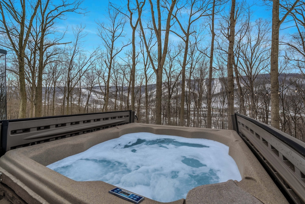 Mirror Villas - Modern Retreat with private hot tubs and mountain view