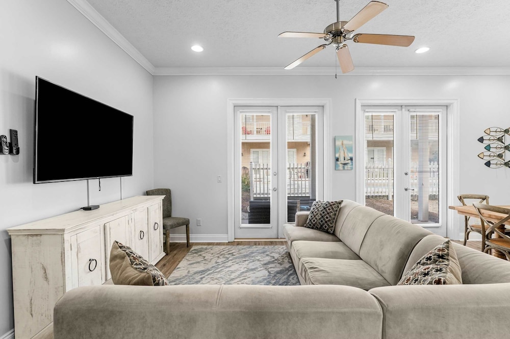 Palm Breeze Retreat Sleeps 10!