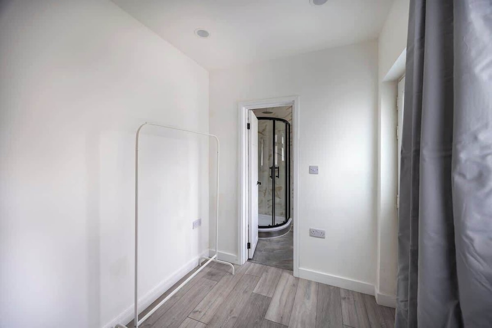3bedroom 2 Bathroom House-free Parking 5 Beds
