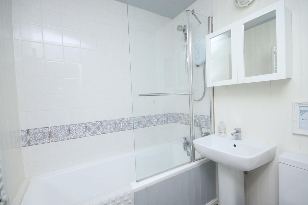 17H Medmerry Park 2 Bedroom Chalet view 5