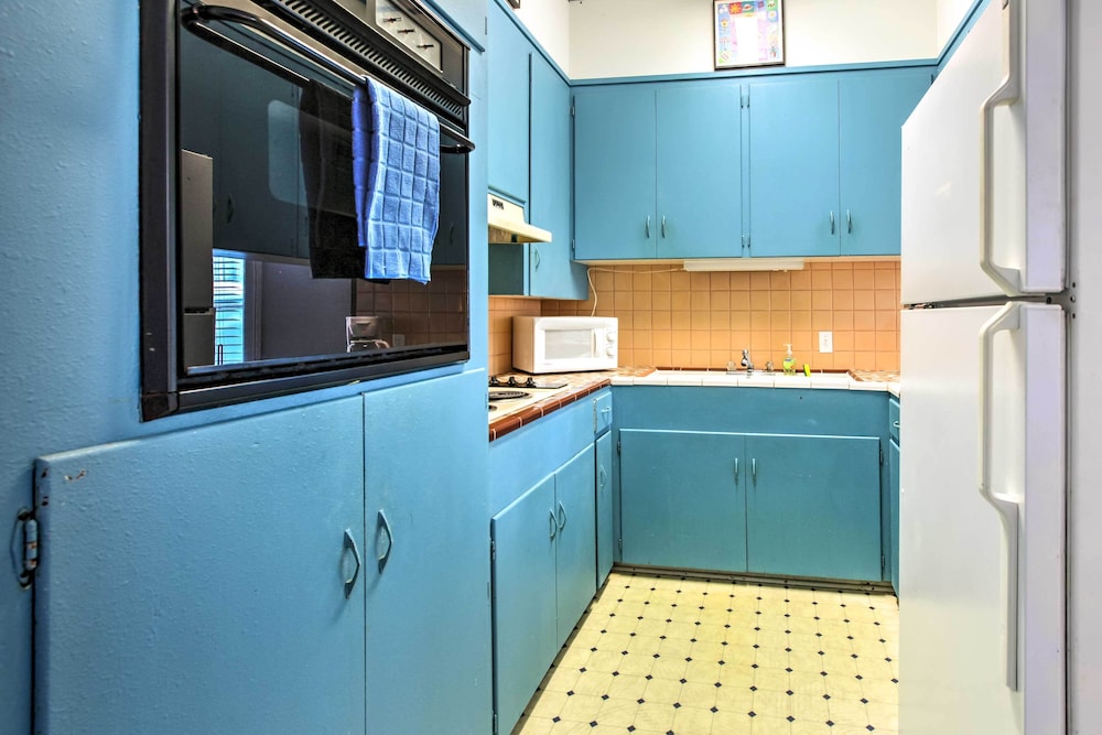 Historic Galveston Apartment - 1 Mi to The Strand!