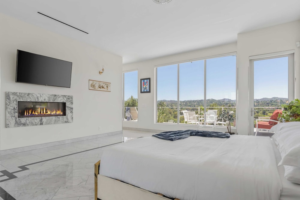 Luxe LA Escape w/ Pool, Views & Game Room Alta Vista Estate by Avantstay