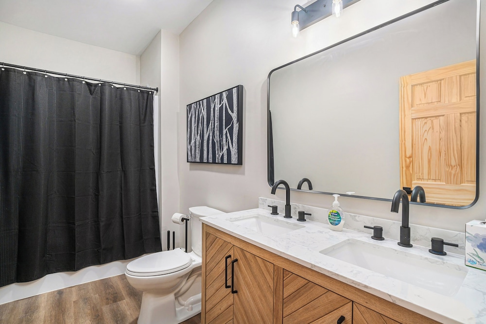 8BR Lodge w/ Bowling Alley, Near Lakes & Trails