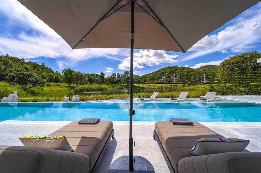 Ultra-Modern 6-Bedroom in GolfCourse PH6