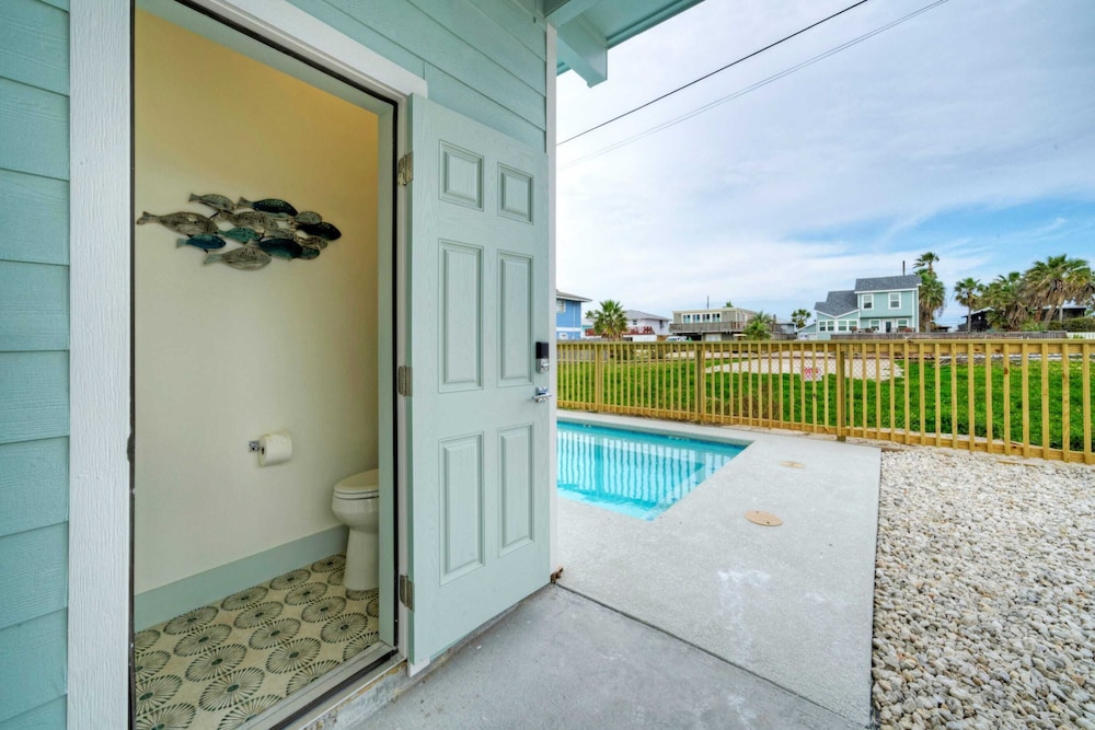 Sleeps 24 2 Homes, Walk to the Beach, Private Pools, Fire Pit, Modern Design