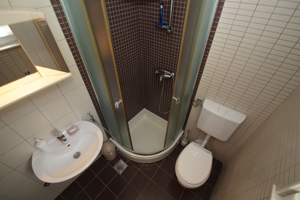 Oasis Blue en Korcula — bathroom
