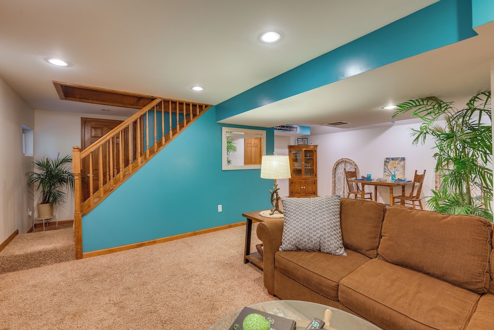 Lakefront Log Cabin Retreat w/ Hot tub + Kayaks!