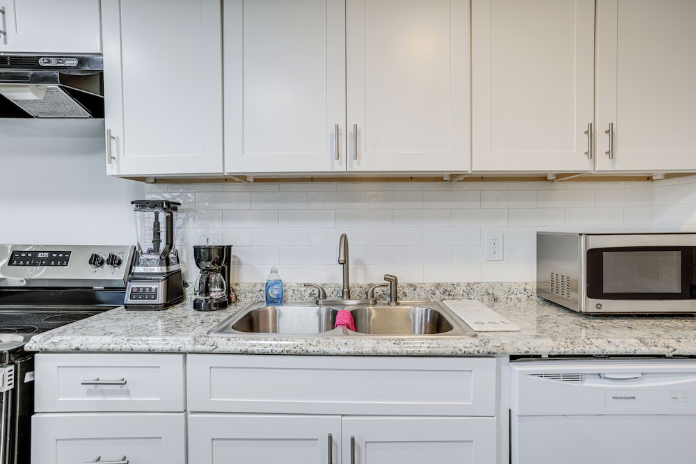 Prime I-10/610 Access! Houston Home Base