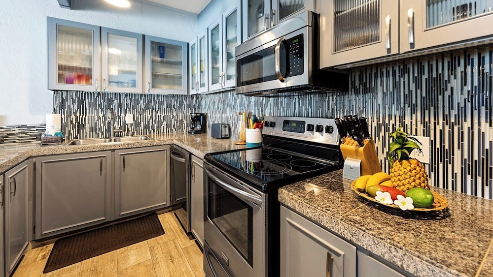 Stunning Top Floor Ocean Front Condo AC & Wifi