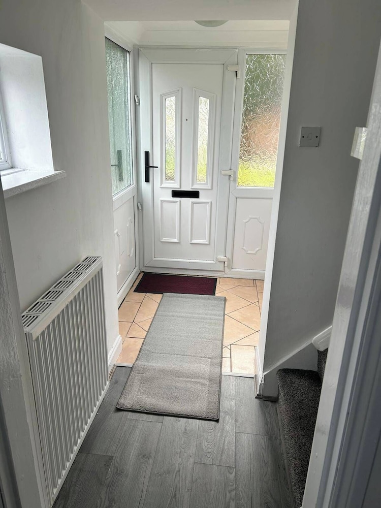 Cosy 3-bed Retreat - Garden, Parking & Bbq