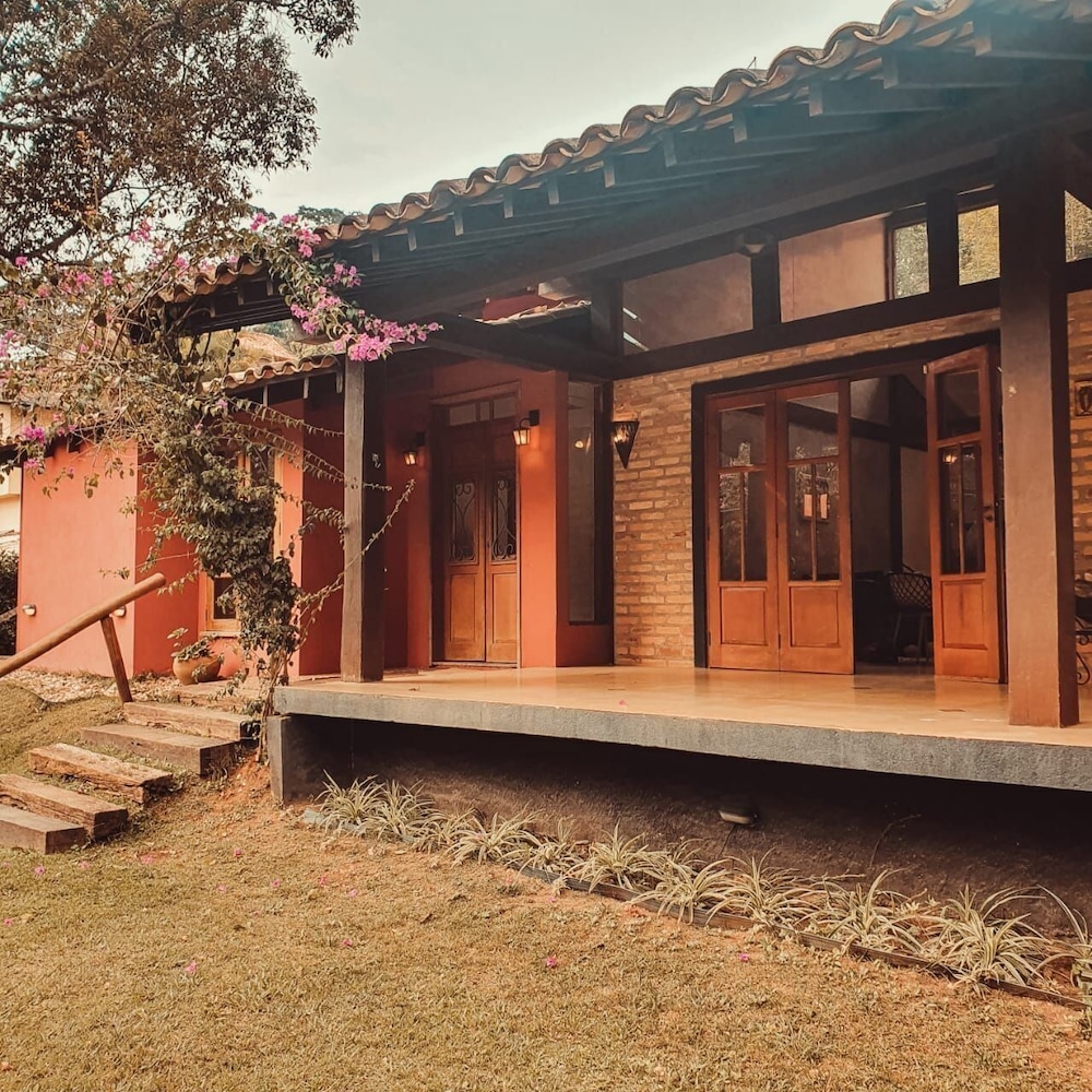 Casa com Piscina Privativa e Natureza – Granja Viana, São Paulo