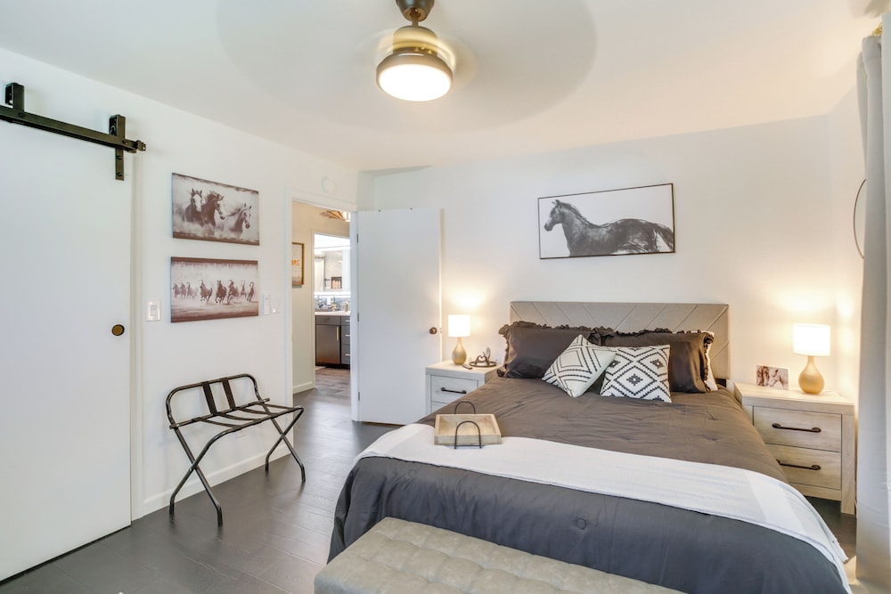 Modern Creekside Retreat 1 Mi to Spirit Mtn Casino