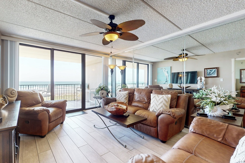 Resort 2BR Condo w/ Gulf-front Balcony & Hot Tub