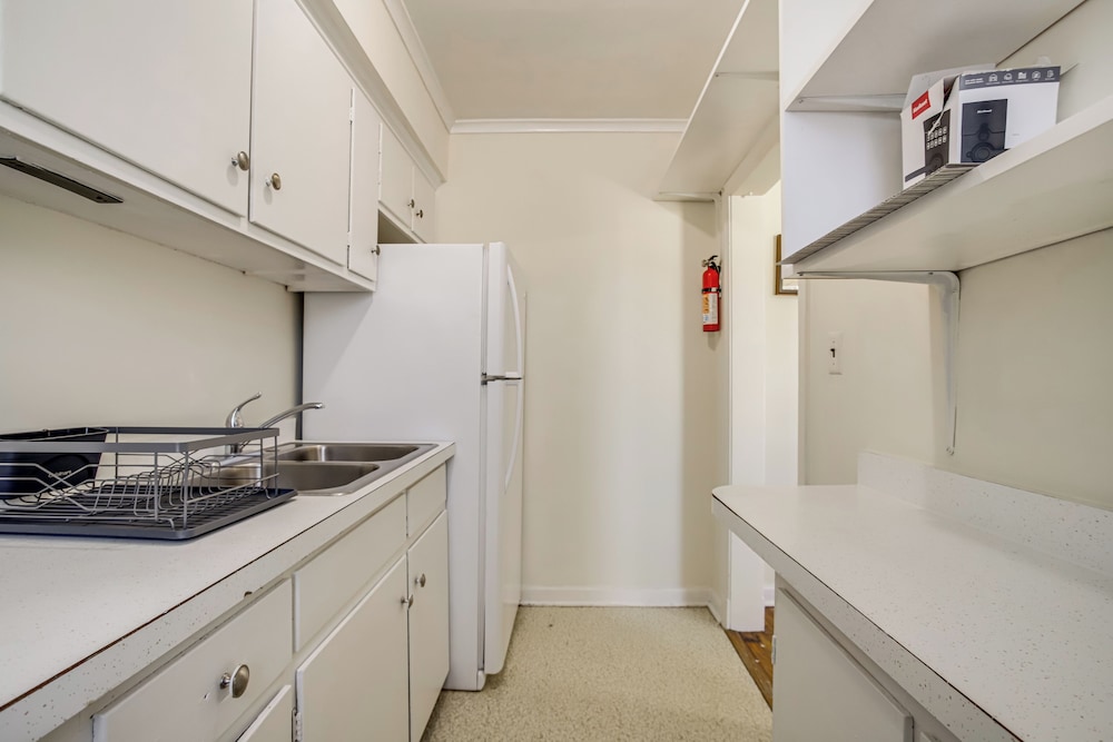 Cambridge Apt in Walkable Neighborhood