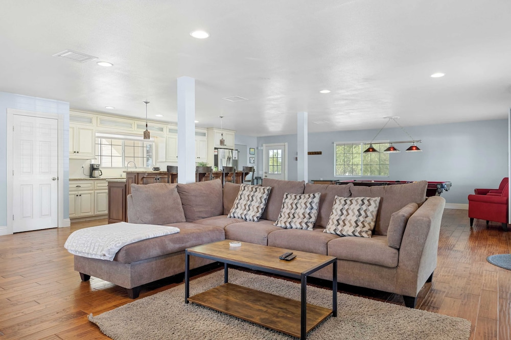 Wine Country Retreat Gorgeous Views, Minutes to Wineries