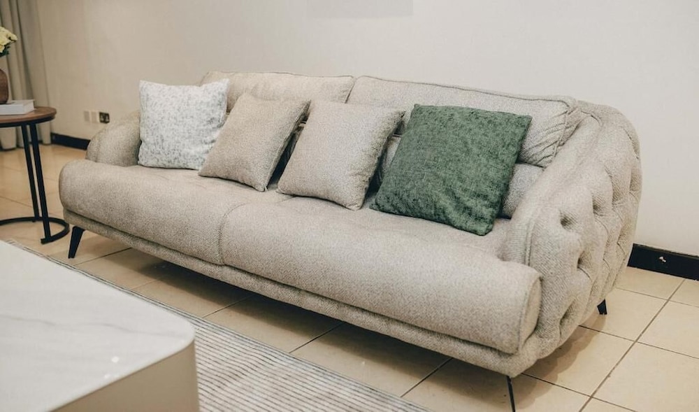 Luxury 3BR Alema Court-Airport Close