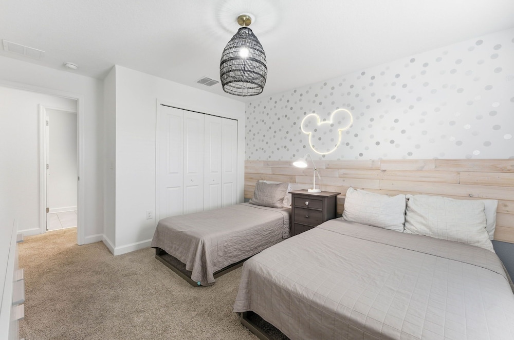 Chic 4BR Disney Retreat With Pool Mickey Rooms