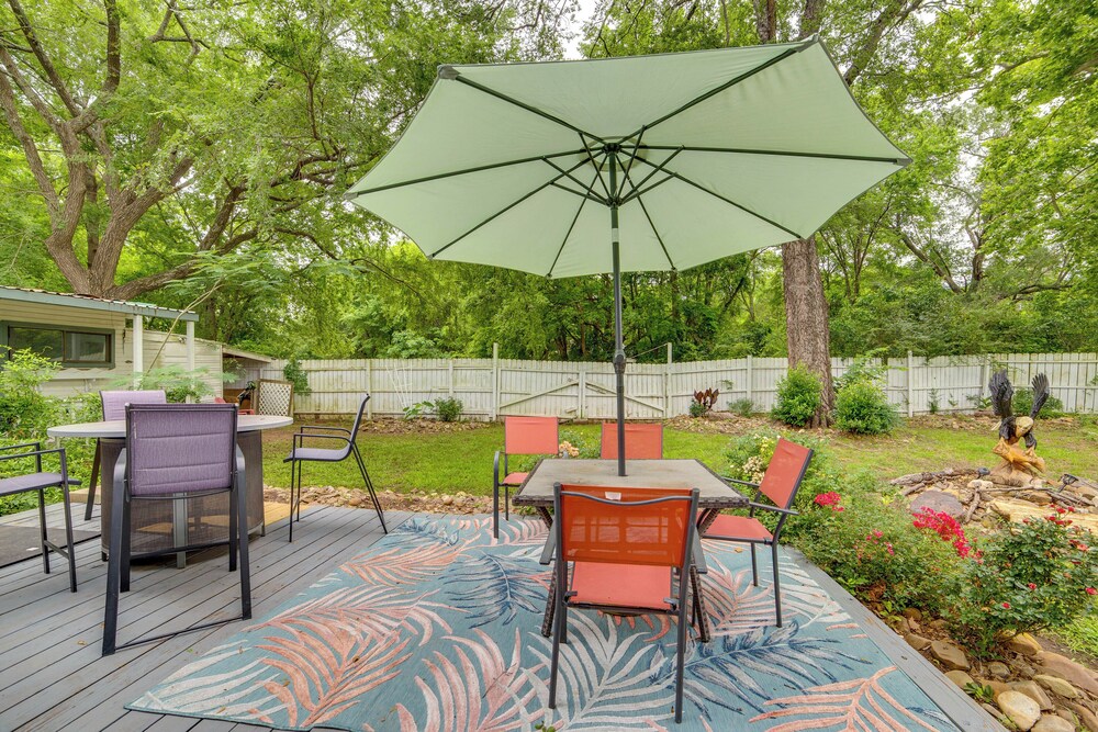 7 Mi to Lake Fork: Cottage w/ Deck in Quitman