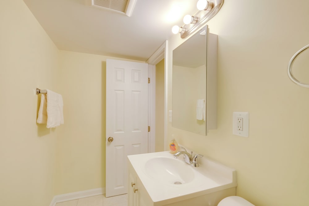1 Mi to Metro: DC Area Apt w/ Fenced Yard!