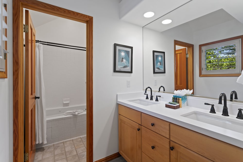 Deer Lake Village at Deer Valley Resort - Two Bedroom Condo with Hot Tub #2426 2 Condo