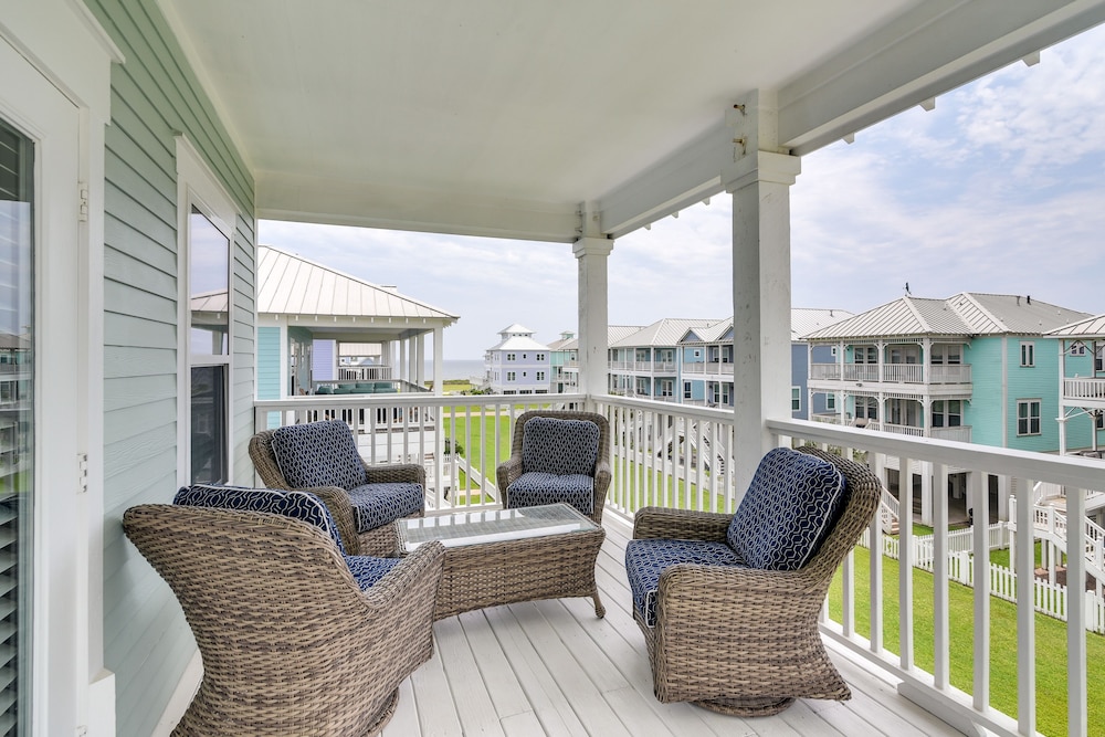 Walk to Ocean: Beach House w/ 2 Decks in Galveston