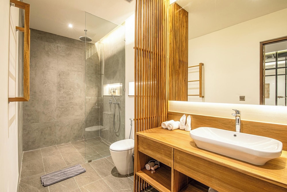 Elegant 6BR Canggu Villa Steps From the Ocean