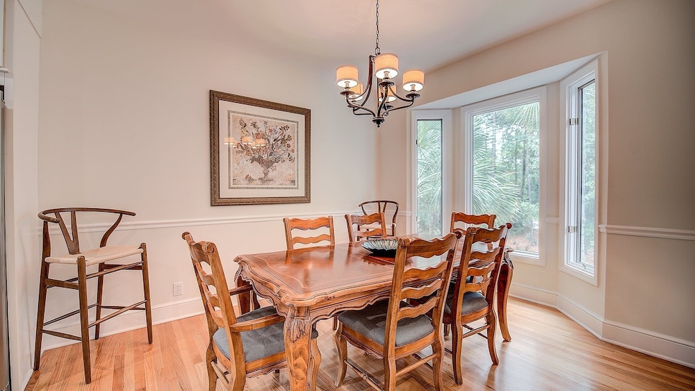 Beautiful Villa Marilyn 4 Bedroom Home by RedAwning
