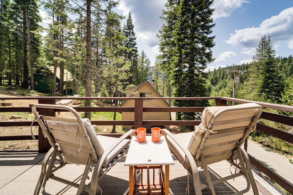 6 Mi to Downieville Downhill: Cabin w/ Mtn Views