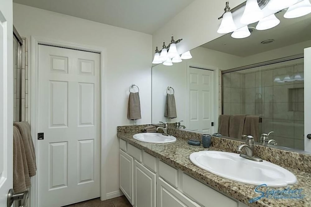 Latitude Adjustment By Signature Vacation Rentals
