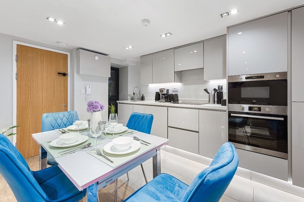 Modern Battersea Suite - London City Retreat