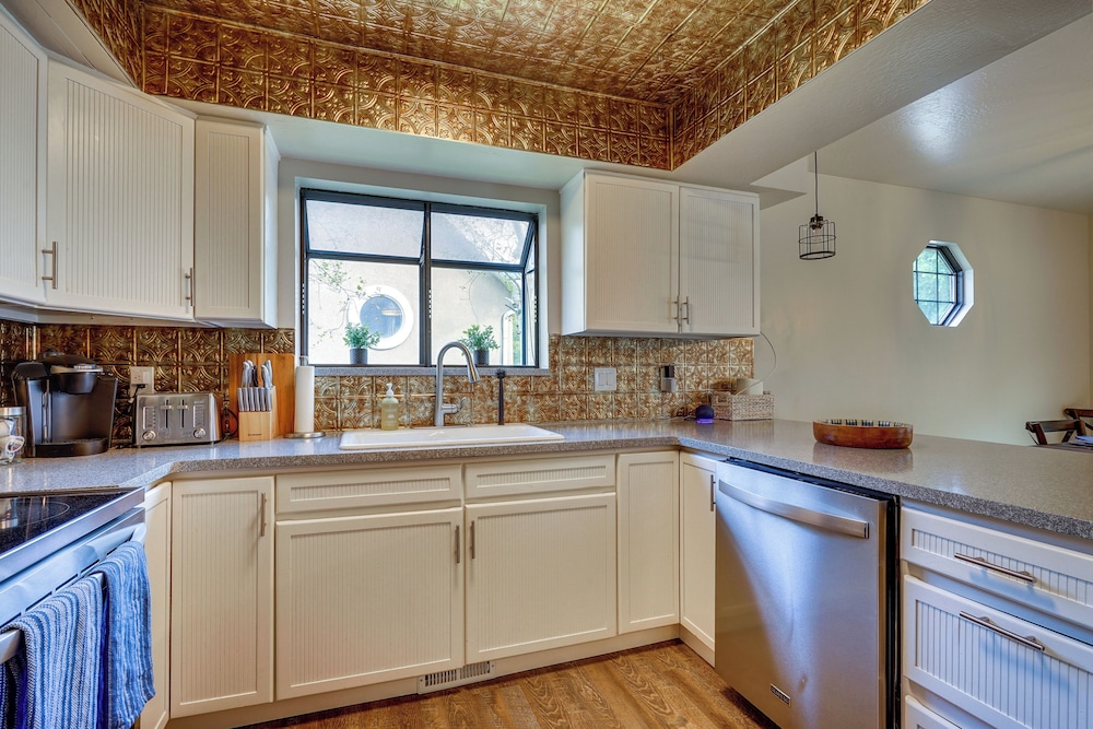 Mtn Views & Canyon Access: Cottonwood Heights Home