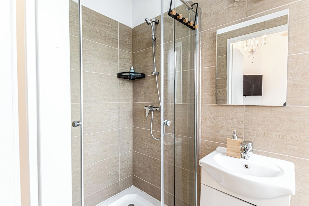 Stunning 12BR Floor For 24 People