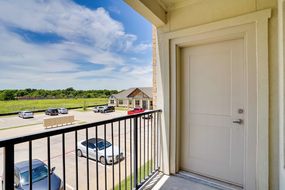 Commute to Fort Worth: Newly Built Apt w/ Pool