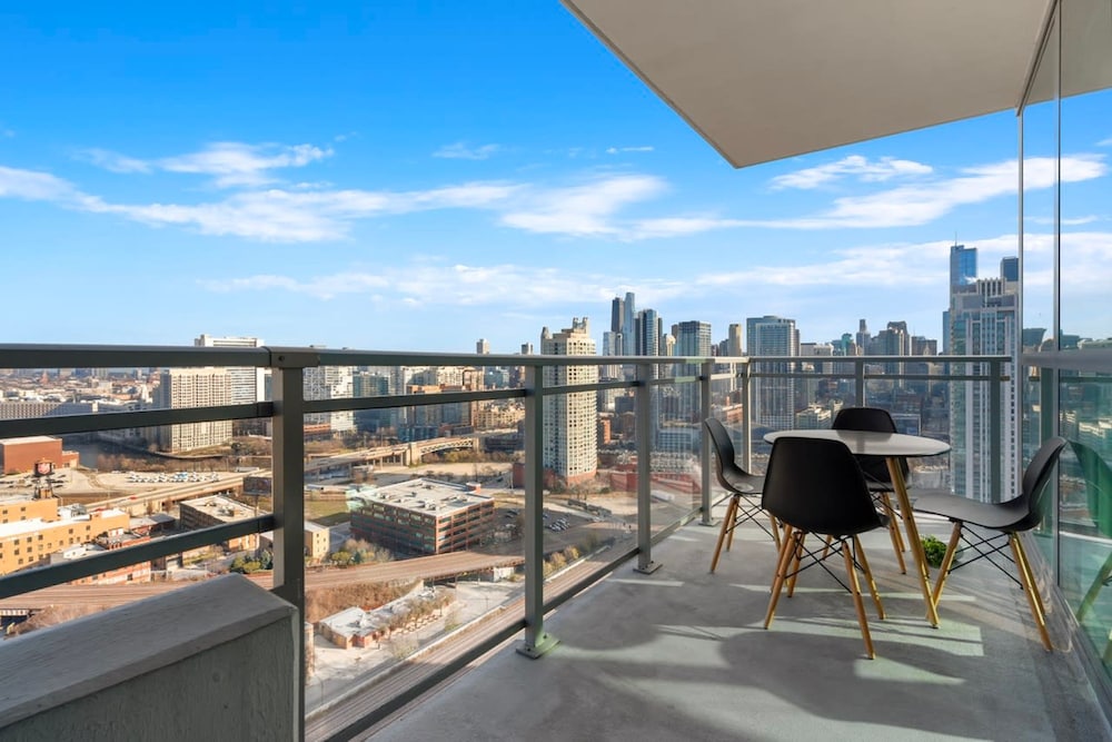 West Loop Luxe 2BR Balcony Skyline Views