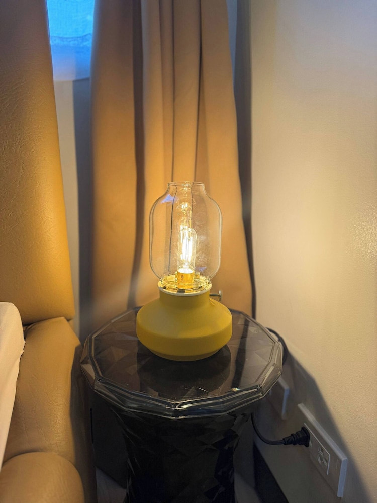 Modern & Spacious 2BR 68 sqm Condo in Manhattan Heights Pool View