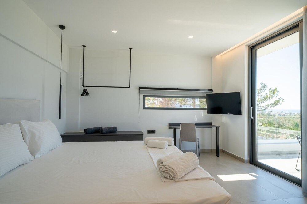 Aethra Grand- Luxury 5-bed Villa 850m From Beach