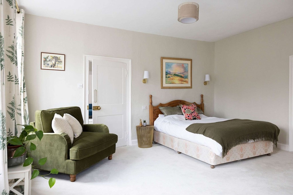 Country Retreat - Sleeps 14 - Large Garden