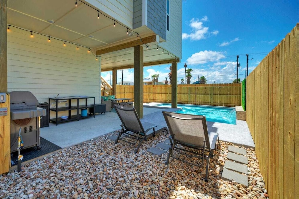 Sleeps 20 2 Modern Homes w/ Private Pool, Deck+patio 3-min Walk to the Beach