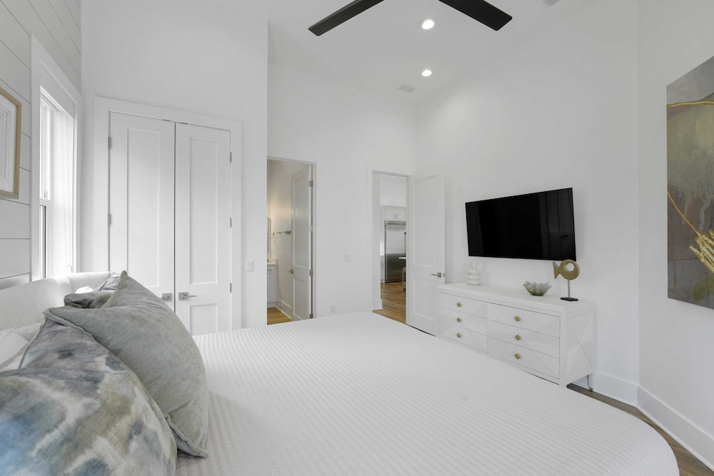 Sleeps 39 2 Luxe Homes w/ Free Golf Cart, Private Pool+spa 3 Blocks to Beach