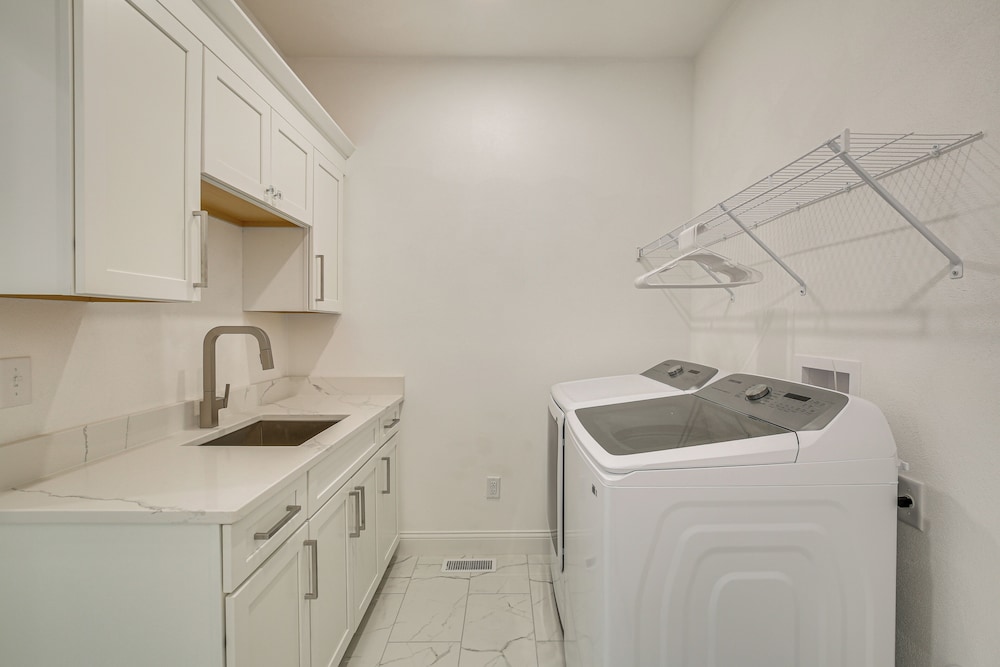 Walk to Mississippi River: Grafton Townhome!