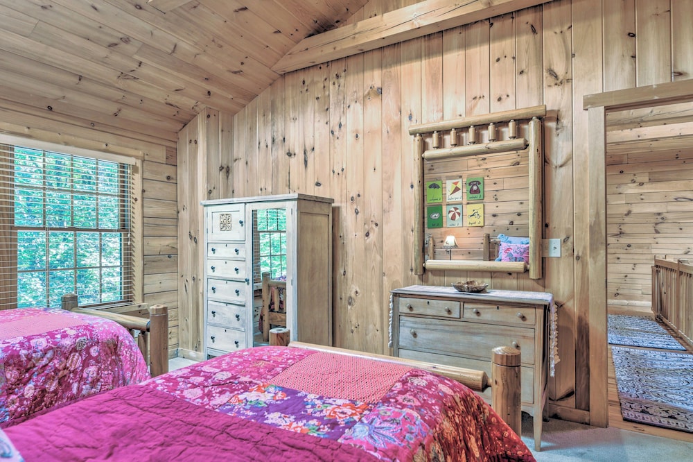 Luxury Cabin w/ Deck < 5 Miles to Sapphire Valley! view 2