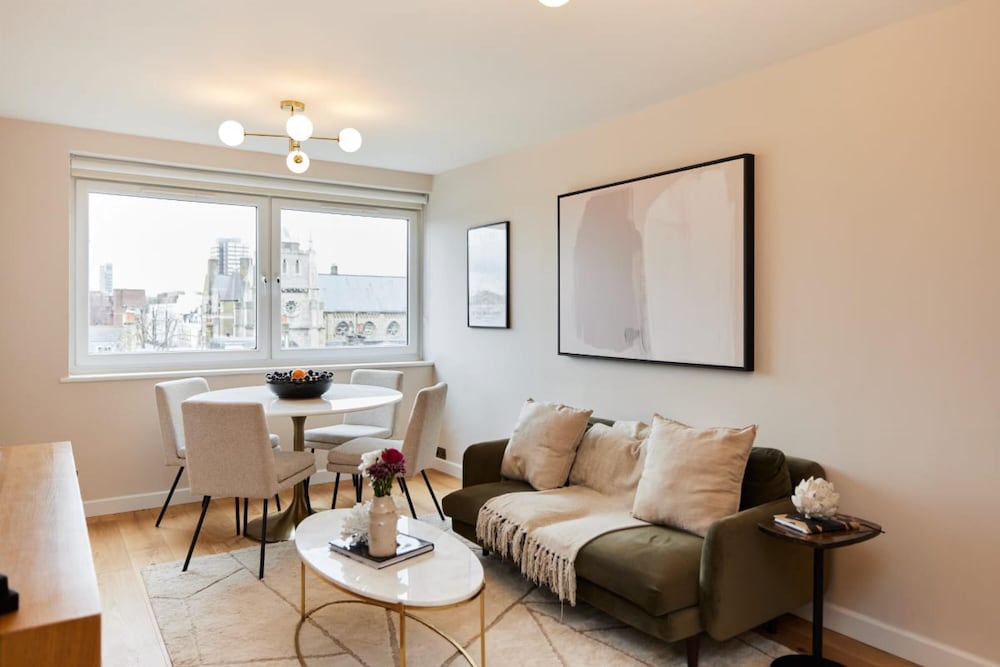 The Hyde Park Hideout - Beckoning 2bdr Flat
